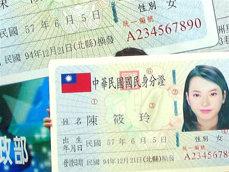 Contoh kartu identitas nasional Republik Tiongkok (Taiwan), untuk ilustrasi semata. (Sumber Foto : Dokumentasi CNA)