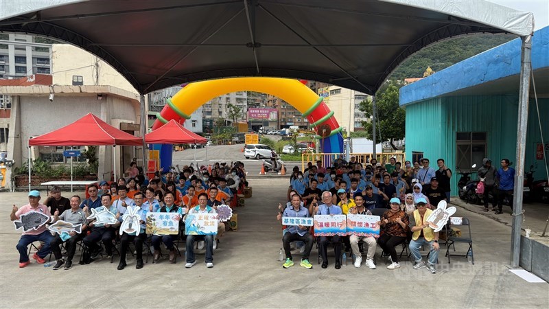 Para hadirin berfoto bersama untuk merayakan Hari Laut Internasional dan acara ramah tamah Idul Adha. (Sumber Foto : CNA, 6 Juni 2025)