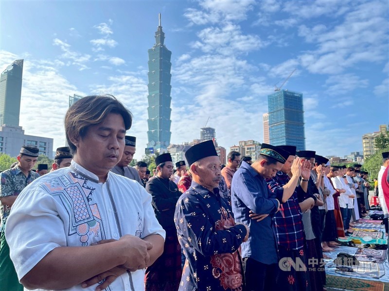 Salat Idul Adha di National Dr. Sun Yat-sen Memorial Hall pada Sabtu. (Sumber Foto : CNA, 7 Juni 2025)