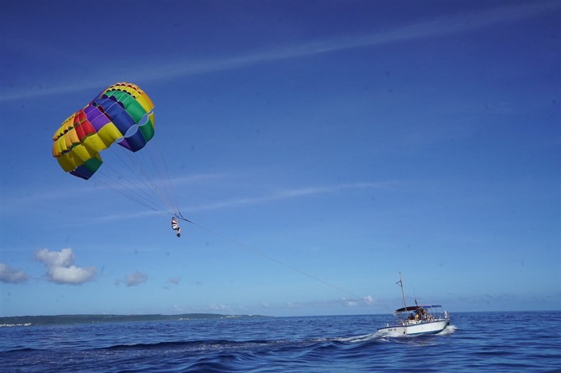 Seorang pegulat sumo yang berkunjung dari Jepang sedang berada di udara mencoba parasailing di Kenting, Kabupaten Pingtung, pada hari Minggu. (Sumber Foto : Departemen Informasi dan Urusan Internasional Kabupaten Pingtung, 8 Juni 2025)