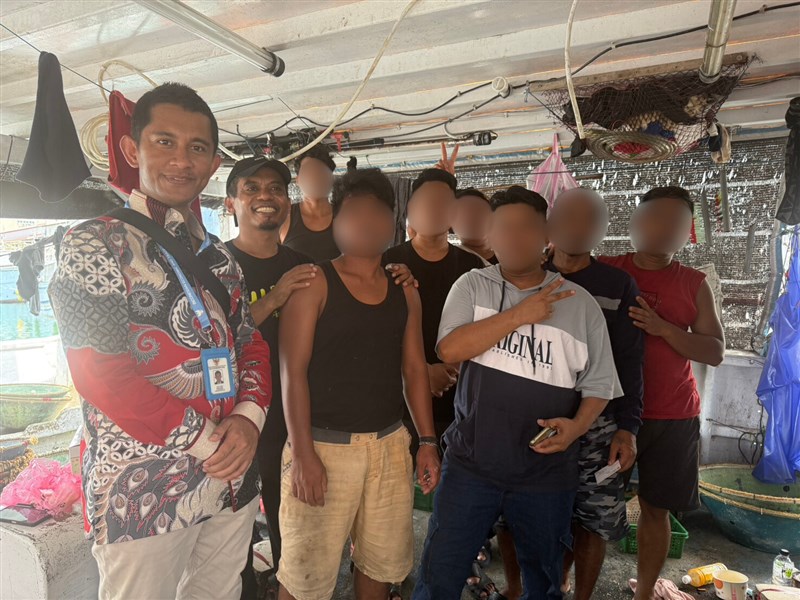 Analis bidang ketenagakerjaan KDEI Taipei Kadir (kiri), Wakil Direktur MWCD Stella Maris Romo Hendrikus Arie Ukat (kedua dari kiri), dan sejumlah anak buah kapal di Pelabuhan Badouzi, Keelung, Jumat. (Sumber Foto : CNA, 6 Juni 2025)