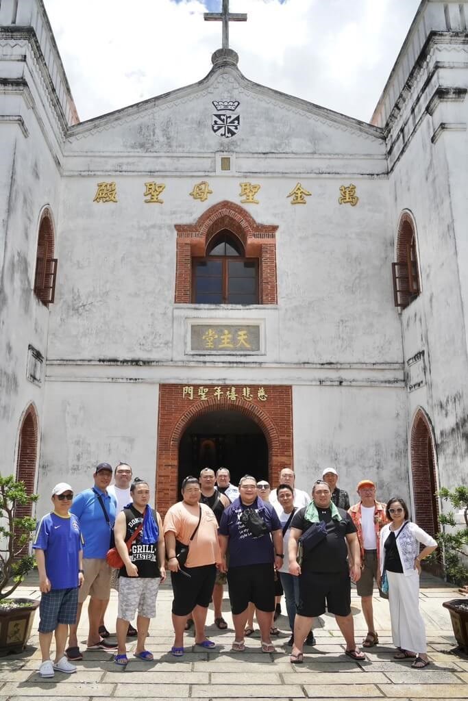 Pegulat sumo dari Shikoroyama Stable Jepang dan Master Shikoroyama Tsuneyuki berpose untuk foto bersama selama kunjungan ke Basilika Katolik Wanjin di Kabupaten Pingtung hari Minggu. (Sumber Foto : Departemen Informasi dan Urusan Internasional Kabupaten Pingtung, 8 Juni 2025)