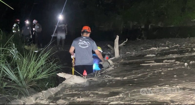 Seorang pria warga Kanada pada Selasa dini hari diselamatkan setelah terjebak jalan berlumpur di Jalan Raya Kabupaten No. 197, Taitung. (Sumber Foto : CNA, 10 Juni 2025)