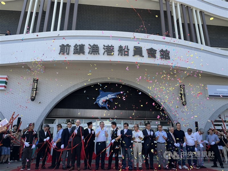Gedung serbaguna untuk anak buah kapal di Pelabuhan Perikanan Cianjhen, Kaohsiung, diresmikan hari Selasa. (Sumber Foto : CNA, 10 Juni 2025)