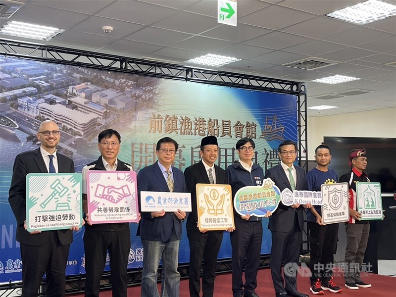 Kepala KDEI Taipei Arif Sulistyo (keempat dari kiri), Wali Kota Kaohsiung Chen Chi-mai (keempat dari kanan), Wakil Menteri Pertanian Huang Chao-chin (ketiga dari kiri), dan yang lainnya dalam peresmian Selasa. (Sumber Foto : CNA, 10 Juni 2025)