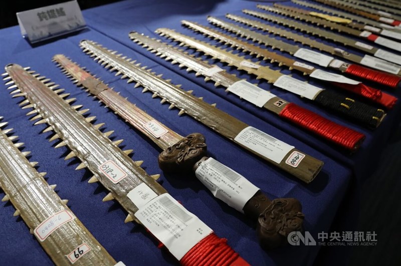 Sebanyak 37 “Pedang Gerigi Hiu" ilegal -- produk dari spesies dilindungi ikan gergaji, dengan nilai pasar gelap diperkirakan melebihi NT$1,6 juta. (Sumber Foto : CNA, 11 Juni 2025)