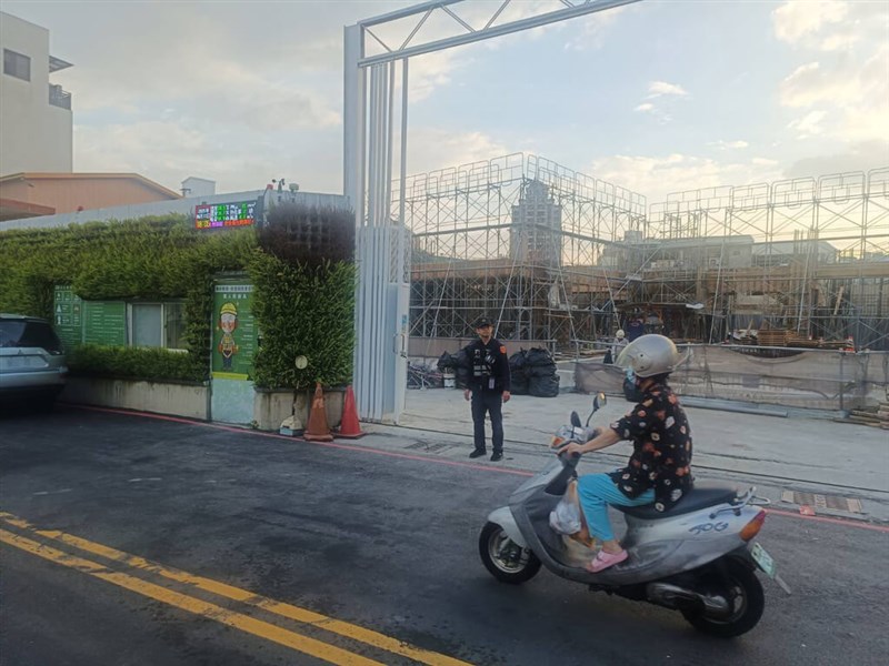 Seorang pekerja di sebuah lokasi konstruksi di Jalan Huafu, Distrik Utara, Taichung dilarikan ke rumah sakit hari Rabu. (Sumber Foto : Kontributor pribadi)