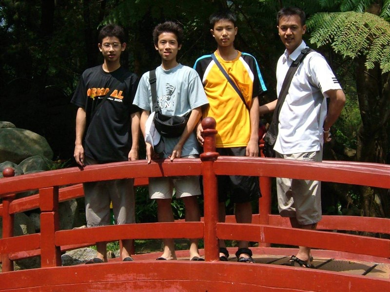 Kilas balik Victo Wibowo (baju putih) bersama Chou Tien-chen (baju kuning) ketika berkunjung ke Indonesia. (Sumber Foto : Victo Wibowo)