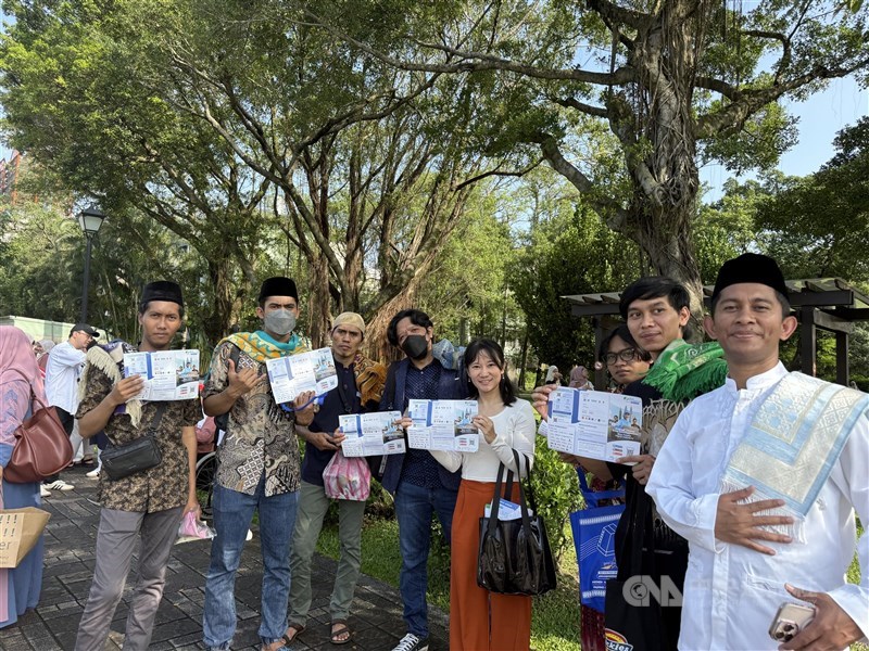 Fara, perwakilan BPJS TK Taiwan (wanita yang memegang tas) bersama Kadir, analis bidang ketenagakerjaan (berbaju putih kanan) bersama rekan-rekan PMI melakukan sosialisasi setelah salat Idul Adha di Sun-Yat Sen Memorial Hall, Taipei. (Sumber Foto : CNA)