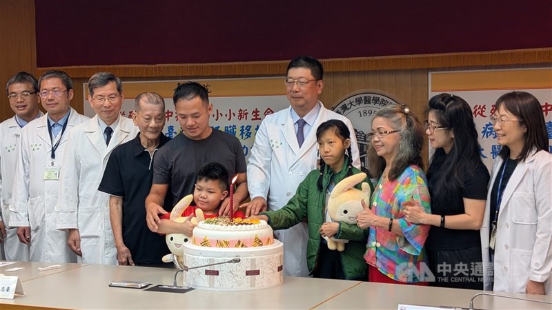 Anak Indonesia, Sherlyn (jaket hijau) dan David (baju merah) di konferensi pers Rumah Sakit National Taiwan University hari Jumat. (Sumber Foto : CNA, 13 Juni 2025)