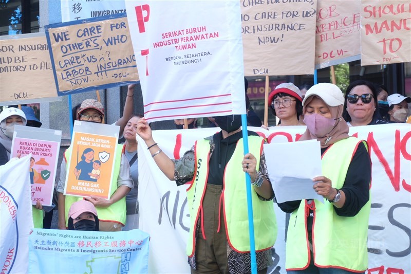 SBIPT berorasi pada aksi di depan MOL, Minggu (15/6) menuntut dimasukkannya PMA sektor domestik ke sistem asuransi ketenagakerjaan. (Sumber Foto : CNA, 15 Juni 2025)