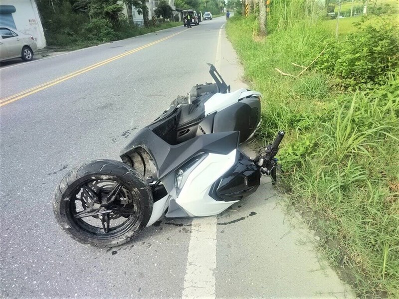 Kecelakaan motor tunggal di ruas jalan Dewu dari Jalan Raya Kabupaten No. 193, Kabupaten Hualien hari Minggu. (Sumber Foto : Kontributor pribadi)