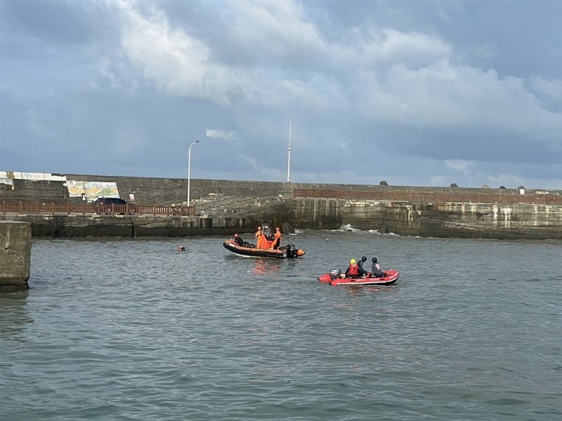 Petugas penyelamat pada hari Senin melanjutkan pencarian seorang siswa yang hilang setelah terseret arus ke laut di lepas pantai Pingtung pada Minggu sore. (Sumber Foto : Biro Pemadam Kebakaran dan Layanan Darurat Kabupaten Pingtung, 16 Juni 2025)