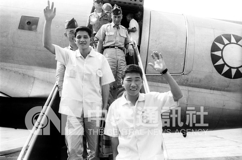 Lee Chen-yang (depan, kanan) dan Lin Ching tiba di Taipei pada 18 Juni 1963. (Sumber Foto : Dokumentasi CNA)