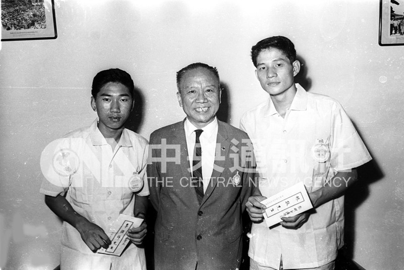 Lee Chen-yang (kiri) dan Lin Ching (kanan) menerima santunan dari Ku Cheng-kang pada 19 Juni 1963. (Sumber Foto : Dokumentasi CNA)