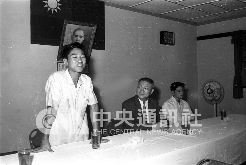 Lee Chen-yang (kiri) berbicara di markas besar China Youth Anti-Communist National Salvation Corps pada 21 Juni 1963. (Sumber Foto : Dokumentasi CNA)