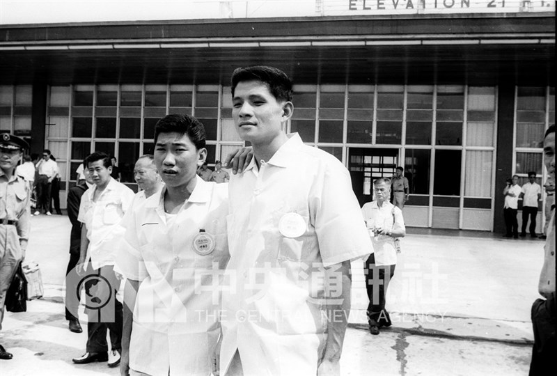 Lee Chen-yang (kiri) dan Lin Ching di Bandara Sungshan (kini Songshan), Taipei pada 18 Juni 1963. (Sumber Foto : Dokumentasi CNA)