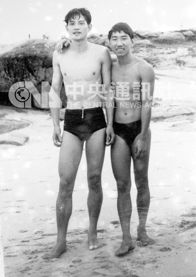 Lee Chen-yang (kanan) dan Lin Ching ketika tiba di Kinmen setelah berenang dari Xiamen pada 16 Juni 1963. (Sumber Foto : Arsip CNA)