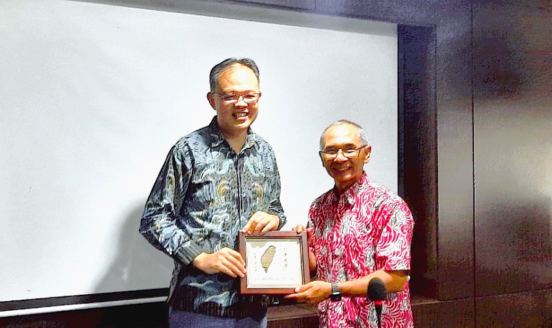 Profesor NDHU Lee Chun-hun (kiri) dan Rektor UPER Wawan Gunawan A. Kadir. (Sumber Foto : NDHU)