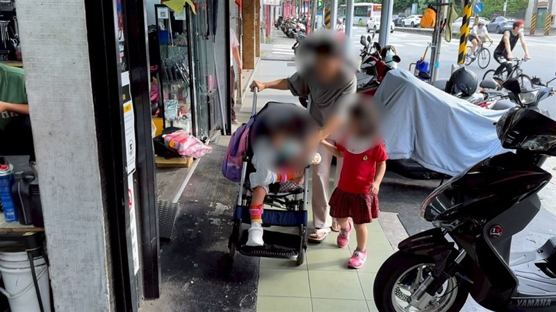 Mozha (di atas kereta bayi). (Sumber Foto : CNA)