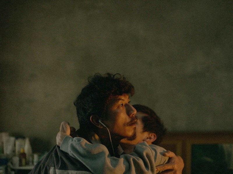 Tokoh Oom (depan) dalam film "Mongrel" yang diperankan aktor Thailand Wanlop Rungkumjad. (Sumber Foto : Activator Co., Ltd.)