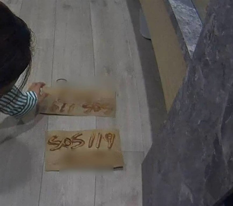 Seorang yang terjebak di sebuah apartemen di Distrik Xitun, Taichung, Selasa diselamatkan setelah menuliskan pesan dengan saus tomat dan kertas. (Sumber Foto : Kepolisian)
