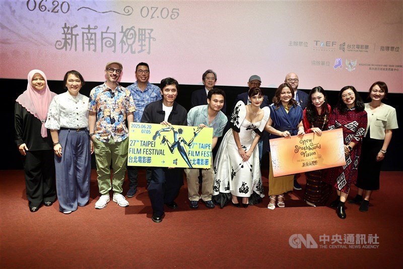 Sutradara Tumpal Tampubolon (kelima dari kiri), aktor Yusuf Mahardika (keenam dari kiri), dan yang lainnya dalam pembukaan Taipei Film Festival ke-27 pada Sabtu. (Sumber Foto : CNA, 21 Juni 2025)