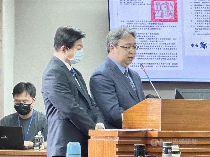 Direktur Jenderal Pemasyarakatan, Chou Hui-huang (depan kiri), menanggapi pertanyaan legislator tentang kelebihan kapasitas di penjara-penjara Taiwan dalam sesi komite legislatif hari Senin. (Sumber Foto : CNA, 23 Juni 2025)