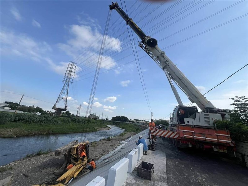 Ekskavator terbalik di depan nomor 100, Gang 2, Jalan Daxi, Desa Wantan, Kabupaten Pingtung, Selasa. (Sumber Foto : Biro Pemadam Kebakaran Pingtung)