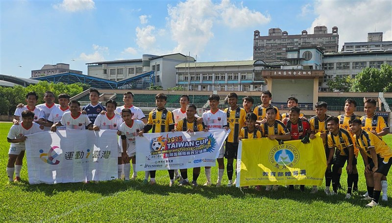 Para pekerja migran Indonesia yang tergabung dalam kelompok sepak bola, berfoto bersama usai pertandingan selesai. (Sumber Foto : GWO)