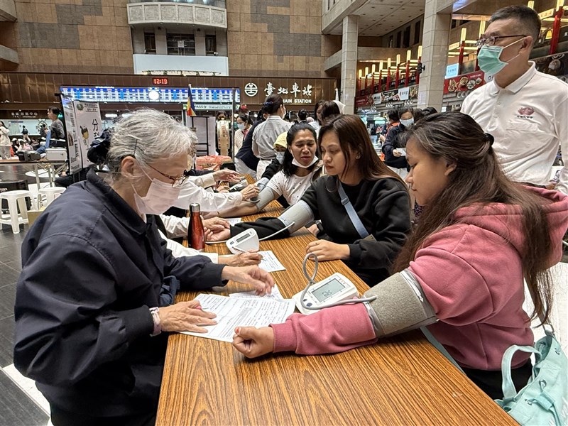 Pemeriksaan kesehatan di aula utama Taipei Main Station. (Sumber Foto : Departemen Ketenagakerjaan)