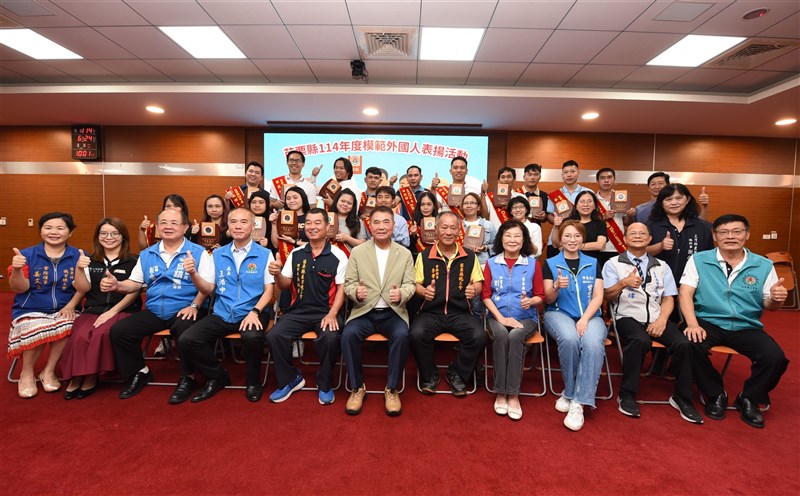 Bupati Miaoli Chung Tung-chin (depan, keenam dari kiri) memberikan penghargaan pekerja migran teladan pada Selasa. (Sumber Foto : Pemerintah Kabupaten Miaoli)