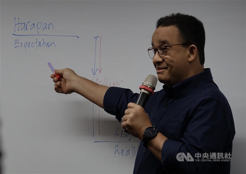 Anies Baswedan memberikan pemaparan dalam temu wicara di National Yunlin University of Science and Technology, yang digelar oleh PPI Yunlin, Jumat. (Sumber Foto : CNA, 27 Juni 2025)