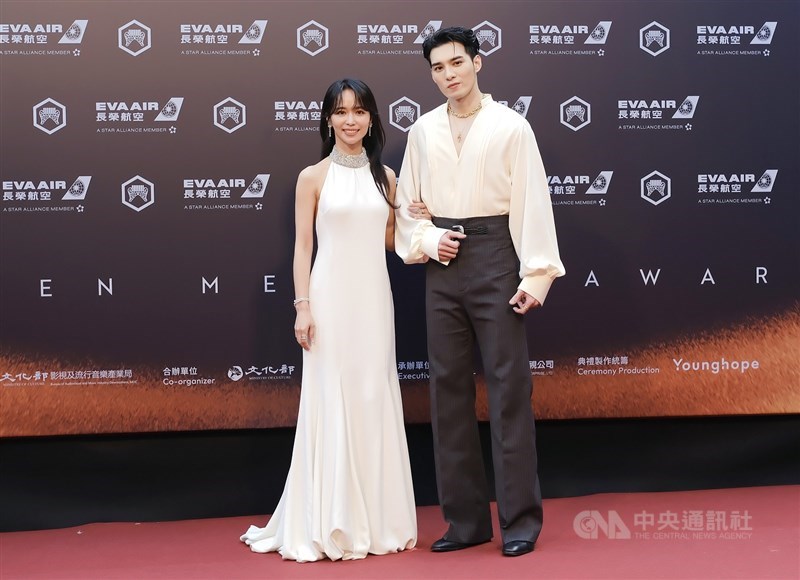 Pembawa acara Hakka TV, Chen Ming-chu (kiri), berpose untuk foto bersama rekan pembawa acaranya, Wayne Huang (kanan), di karpet merah pada upacara Golden Melody Awards ke-36 pada hari Sabtu. (Sumber Foto : CNA, 28 Juni 2025)