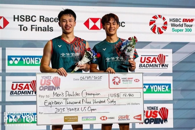 Pebulu tangkis Taiwan Lai Po-yu (kiri) dan Tsai Fu-cheng (kanan) memenangkan gelar ganda putra di Yonex US Open 2025 pada hari Minggu. (Sumber Foto : Hu Chung-shien)