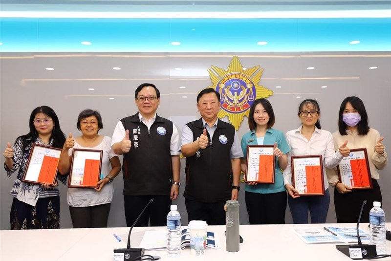 Sejumlah imigran baru hari Senin diundang Departemen Kepolisian Taoyuan untuk menyampaikan imbauan antipenipuan dalam bahasa ibu. (Sumber Foto : CNA, 30 Juni 2025)