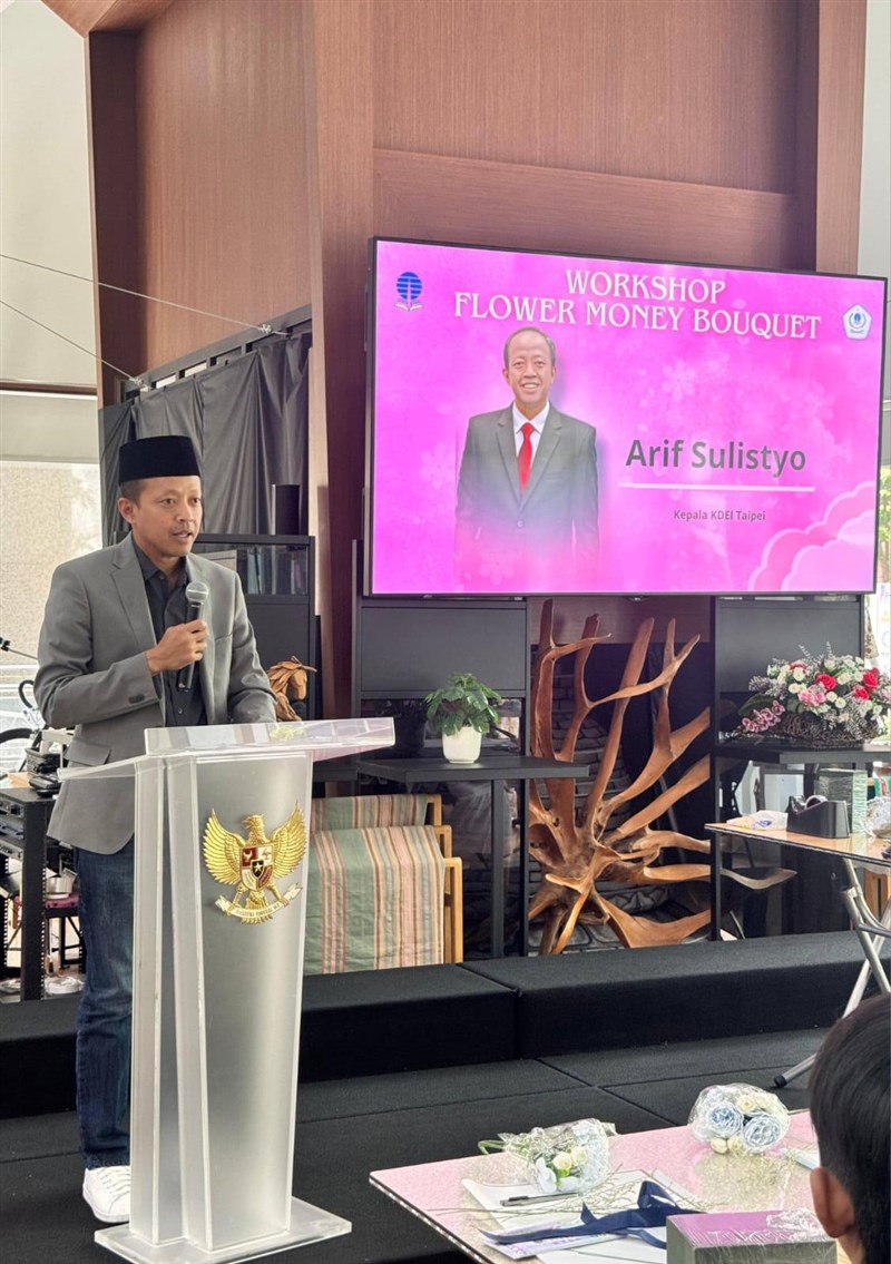 Kepala KDEI Taipei, Arif Sulistiyo, menyampaikan apresiasi kepada HIMMAS UTT yang telah menyelenggarakan berbagai kegiatan positif bagi para PMI di Taiwan. (Sumber Foto : KDEI)