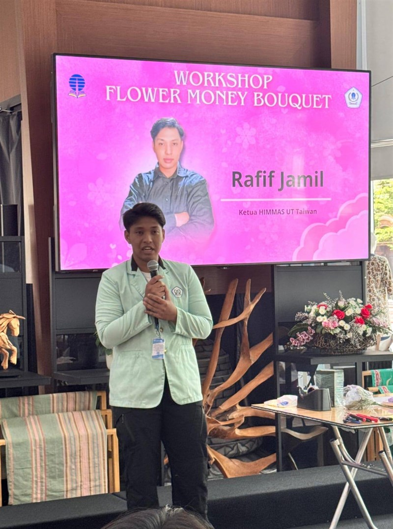 Rafif Jamil, ketua Himmas UTT mengatakan pelatihan ini bertujuan memberikan edukasi dan juga ide peluang bisnis nanti saat pulang ke tanah air. (Sumber Foto : KDEI)