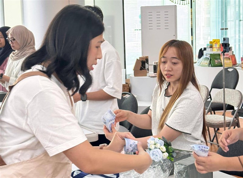 Narasumber kegiatan yaitu Vanessa Kho dari Vanez Florist, memaparkan cara melipat, merangkai, dan mendekorasi money flower bouquet kepada para peserta. (Sumber Foto : KDEI)