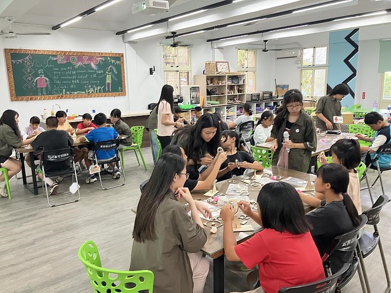 Tim bersama para pelajar di Sekolah Dasar Dongao. (Sumber Foto : NTUST)