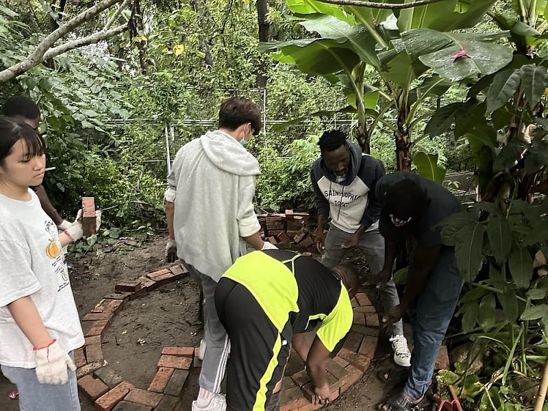 Kebun lubang kunci dengan kompos sisa makanan yang akan dibawa dalam lokakarya pendidikan lingkungan CJCU. (Sumber Foto : CJCU)