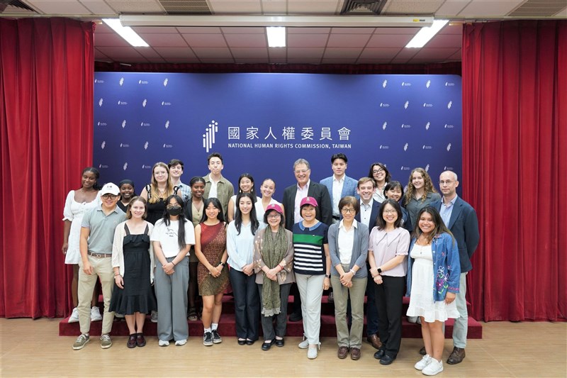 Anggota Komisi Nasional Hak Asasi Manusia Taiwan berfoto bersama rombongan Stanford University, Kamis. (Sumber Foto : NHRC)