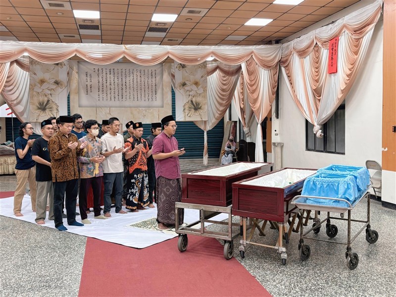 Pemulasaran dengan tatacara agama Islam terhadap jenazah 2 pekerja migran Indonesia overstay (PMIO) serta 2 anak PMI. (Sumber Foto : KDEI)