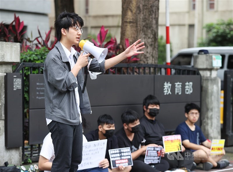 Kelompok pelajar mengadakan aksi duduk diam di depan Gedung Kementerian Pendidikan pada 24 Mei untuk menentang draf. (Sumber Foto : Dokumentasi CNA)