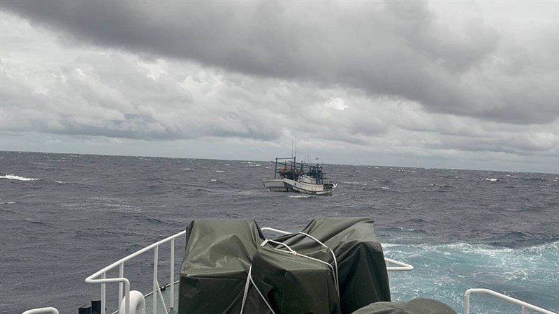 Kapal perikanan "Fwu Shuenn No. 86" dikawal Penjaga Pantai kembali ke pelabuhan setelah kehilangan daya, Minggu. (Sumber Foto : Armada Lepas Pantai Suao CGA)