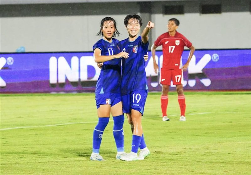 Pemain tim nasional sepak bola putri Taiwan Su Yu-hsuan (depan, kanan) dan Chen Chin-wen (depan, kiri) dalam pertandingan kontra Indonesia, Sabtu. (Sumber Foto : Asosiasi Sepak Bola Chinese Taipei)