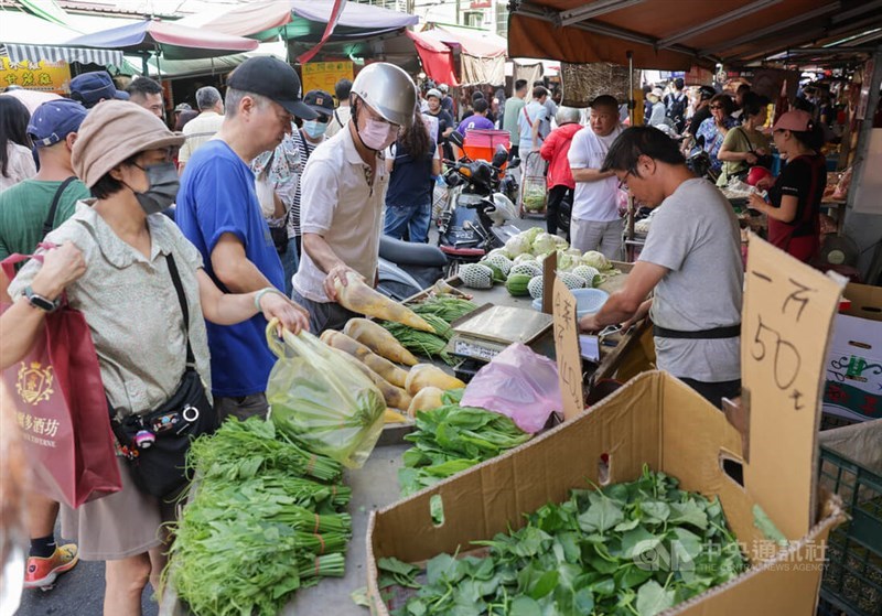 Orang-orang berbelanja di Pasar Binjiang (Pasar Grosir Buah dan Sayur Kedua Taipei) pada Minggu pagi di tengah mendekatnya Taifun Danas. (Sumber Foto : CNA, 6 Juli 2025)