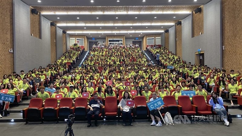 Pembukaan "Program Layanan Relawan Pengajaran Bahasa Inggris untuk Pemuda Luar Negeri" 2025 di Asia University, Senin. (Sumber Foto : CNA, 7 Juli 2025)