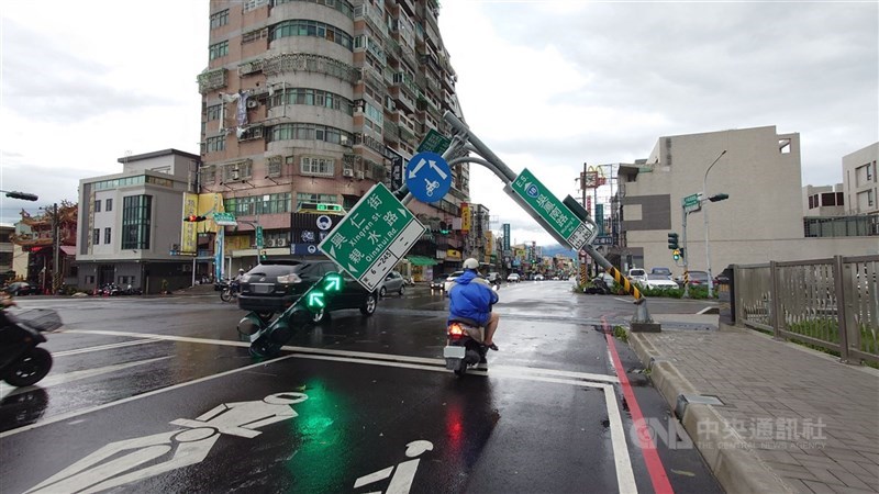 Lampu lalu lintas di persimpangan Jembatan Junhui Kota Chiayi roboh. (Sumber Foto : CNA, 7 Juli 2025)