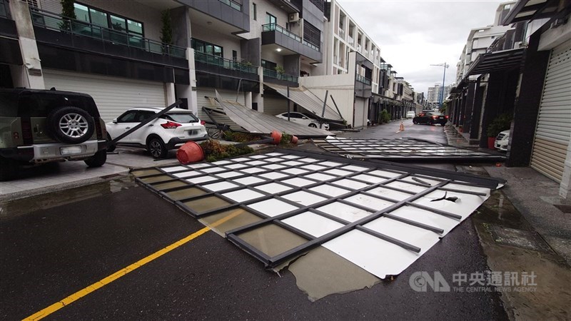 Kanopi peneduh di rumah warga di Jalan Xingmei V, Kota Chiayi, Senin roboh diterjang angin kencang. (Sumber Foto : CNA, 7 Juli 2025)